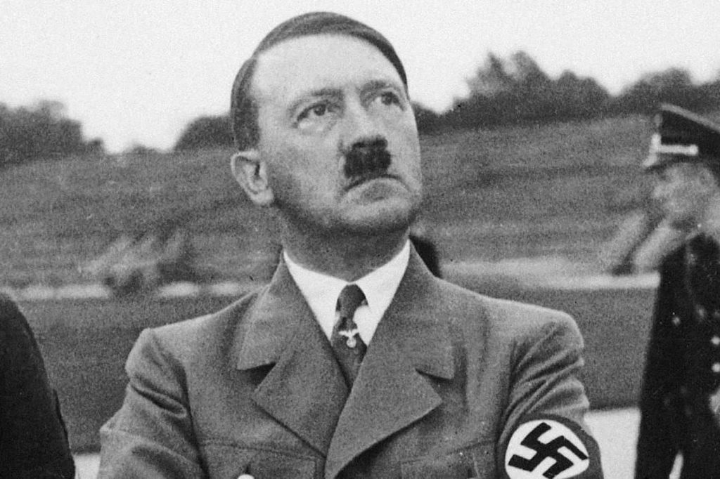 adolf hitler met snor