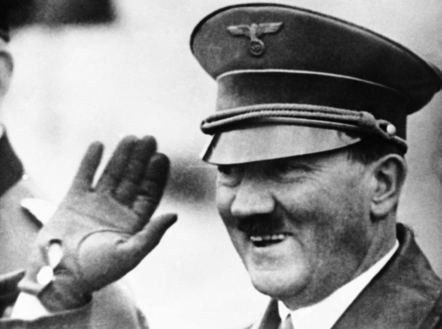 adolf hitler lacht zijn tanden bloot