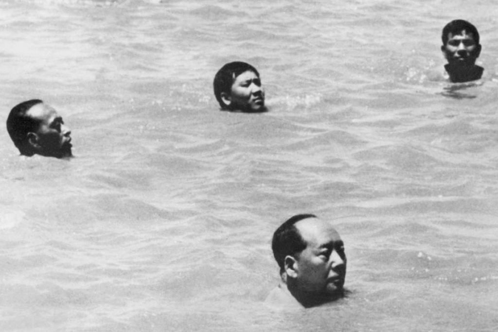 een zwemmende mao zedong