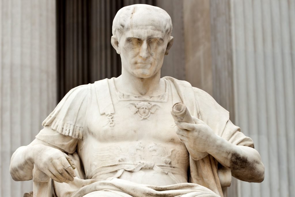 standbeeld van julius caesar keizer in rome
