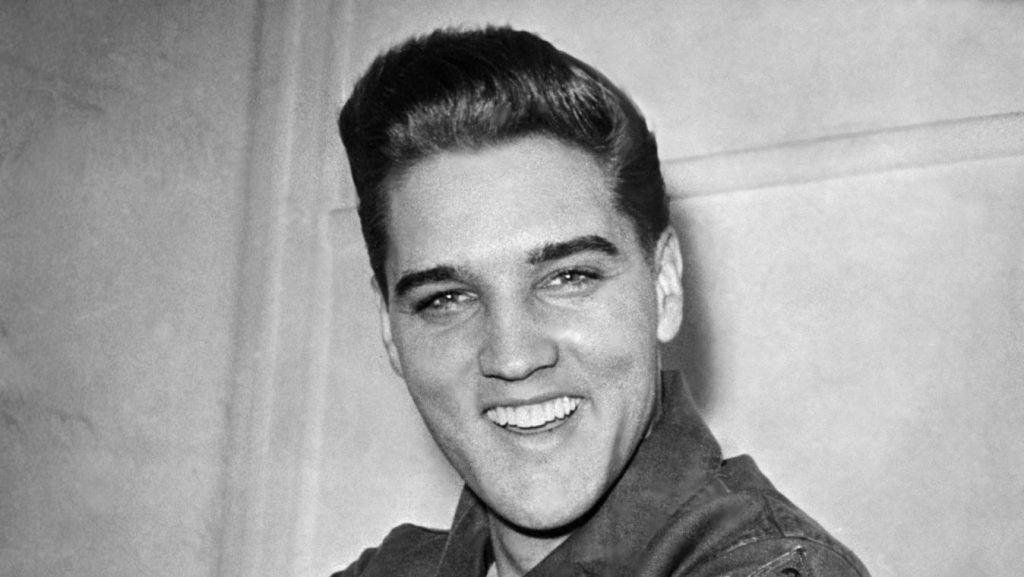 een lachende elvis presley