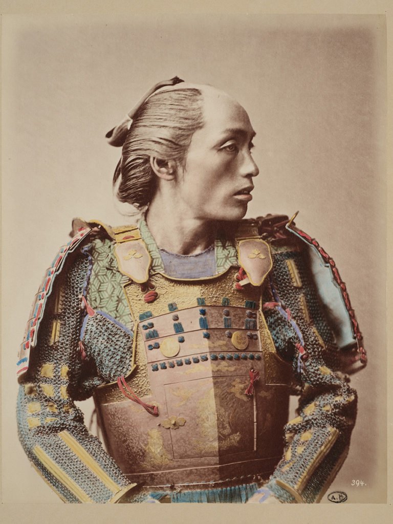 een samoerai met geschoren hoofd