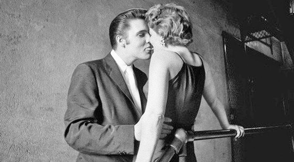 elvis presley kussend met vrouw