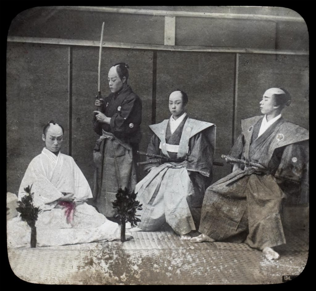 enscenering van een japanse samoerai die seppuku pleegt