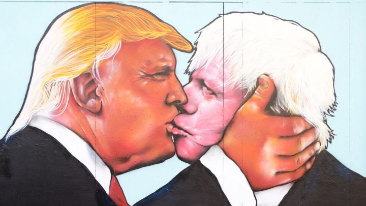 trump en boris johnson kussend