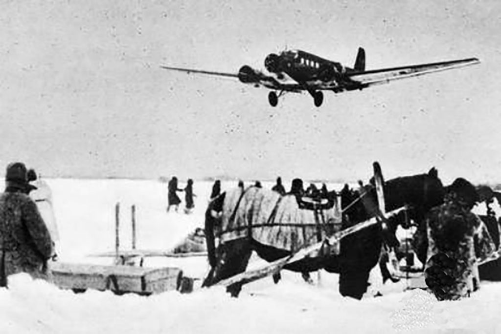 vliegtuig in de lucht boven stalingrad tijdens wereldoorlog 2