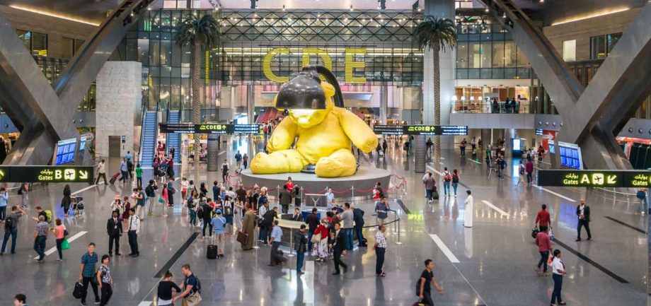 teddybeer in luchthaven qatar