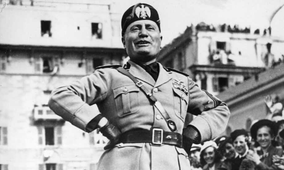 lachende Mussolini,